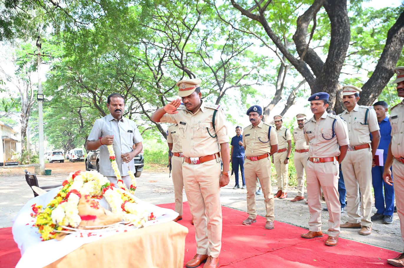 Mulug police paid tributes to sniffer dog Scamper